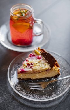 Cheesecake ve bir bardak sıcak meyve suyu.