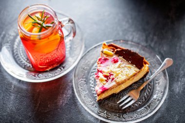 Cheesecake ve bir bardak sıcak meyve suyu.