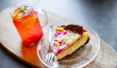 Cheesecake ve bir bardak sıcak meyve suyu.