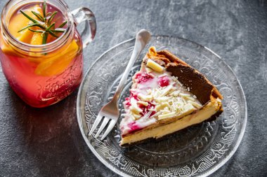 Cheesecake ve bir bardak sıcak meyve suyu.