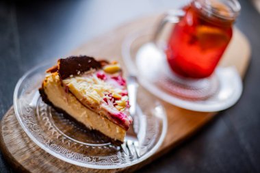 Cheesecake ve bir bardak sıcak meyve suyu.