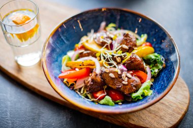 Pişmiş domuz etli sebze salatası..