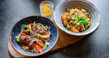 Pişmiş domuz ve tavuk udonlu sebze salatası.