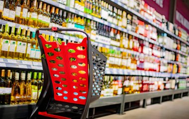 Süpermarkette market ürünleriyle dolu bir alışveriş arabası.