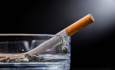 Kül tablası ve sigarayla kompozisyon.