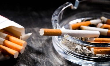 Kül tablası ve sigarayla kompozisyon.