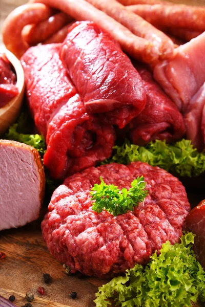 Çeşitli et ürünleri ile kompozisyon