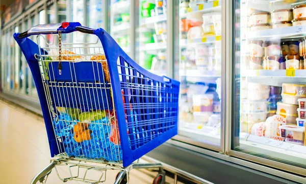Ein Einkaufswagen Mit Lebensmitteln Supermarkt — Stockfoto