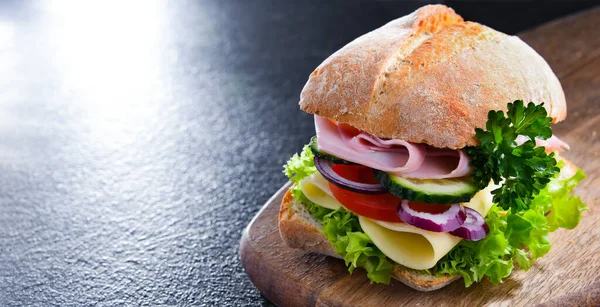 Sandwich Met Kaas Ham Verse Groenten — Stockfoto