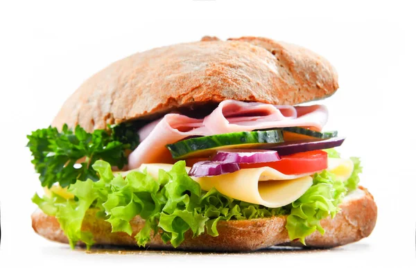 Sandwich Met Kaas Ham Verse Groenten Geïsoleerd Wit — Stockfoto