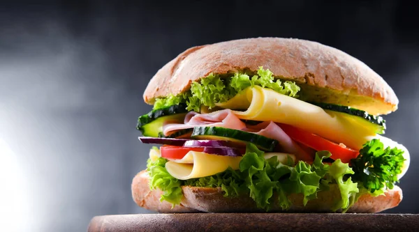 Sandwich Met Kaas Ham Verse Groenten — Stockfoto