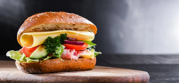 Peynirli, jambonlu ve taze sebzeli sandviç.