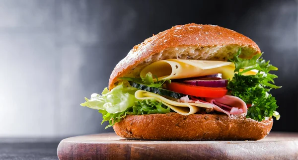Smörgås Med Ost Och Skinka Och Färska Grönsaker — Stockfoto