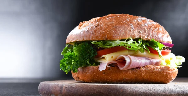 Peynirli, jambonlu ve taze sebzeli sandviç.