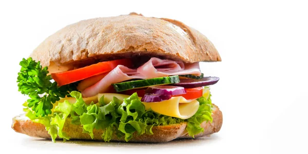 Sandwich Met Kaas Ham Verse Groenten Geïsoleerd Wit — Stockfoto