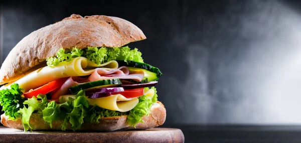 Peynirli, jambonlu ve taze sebzeli sandviç.