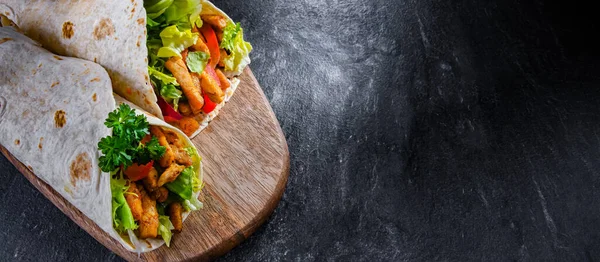 Tortilla Com Frango Legumes Frescos Uma Tábua Corte — Fotografia de Stock