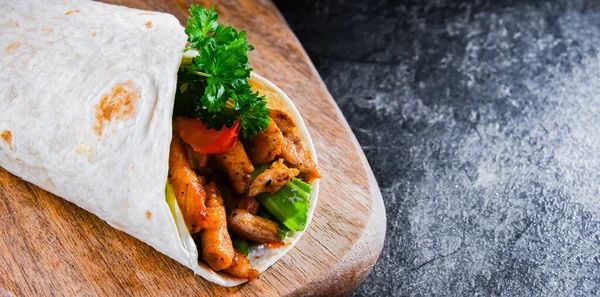 Tortilla Com Frango Legumes Frescos Uma Tábua Corte — Fotografia de Stock