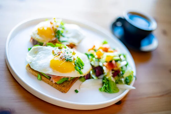 Petit Déjeuner Avec Œufs Frits Sur Des Toasts Sur Une — Photo