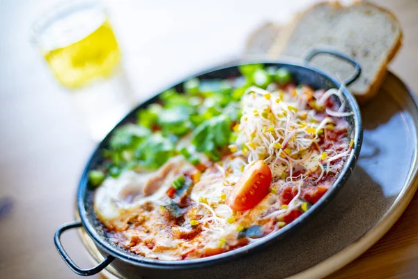 Lokanta masasında yumurta sallama tabağı.