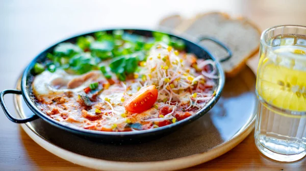 Lokanta masasında yumurta sallama tabağı.