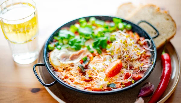 Lokanta masasında yumurta sallama tabağı.