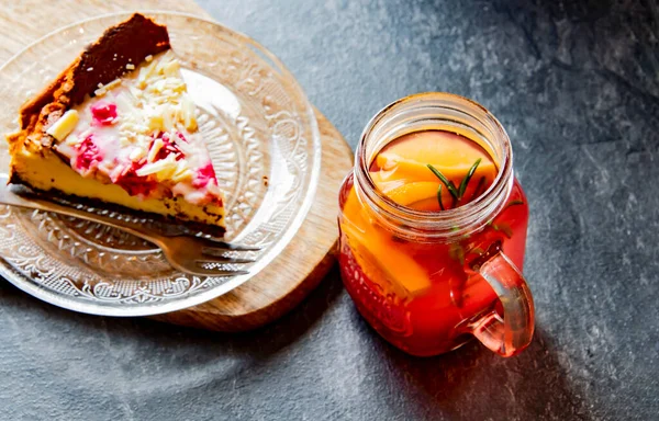 Cheesecake ve bir bardak sıcak meyve suyu.