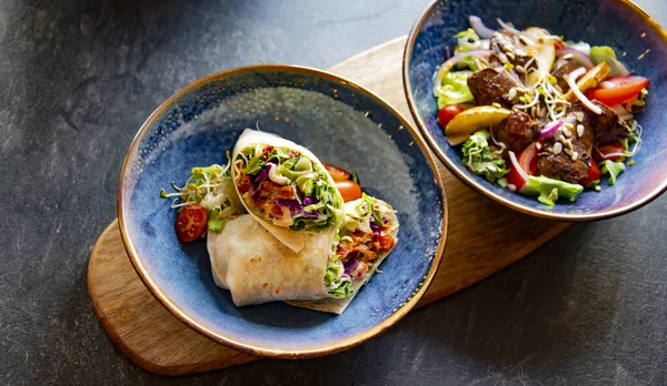 Egy Tál Két Szelet Vega Tortillával Salátával — Stock Fotó