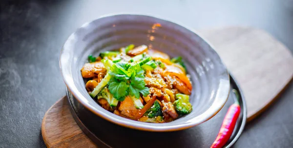 Una Ciotola Udon Con Pollo Broccoli — Foto Stock