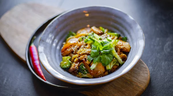 Una Ciotola Udon Con Pollo Broccoli — Foto Stock