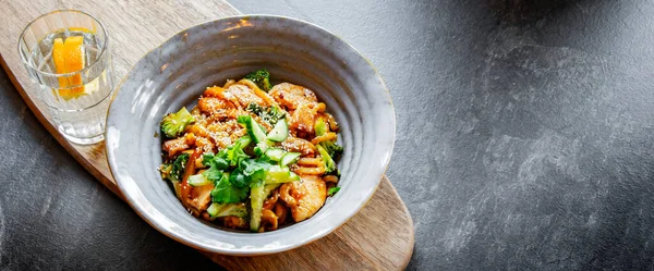Semangkuk Udon Dengan Ayam Dan Brokoli — Stok Foto