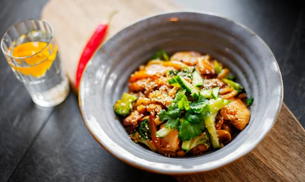 Semangkuk Udon Dengan Ayam Dan Brokoli — Stok Foto