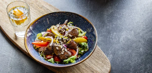 Pişmiş domuz etli sebze salatası..