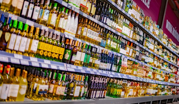 POZNAN, POLAND - 24 HAZİRAN 2022: Süpermarkette alkol ürünleri