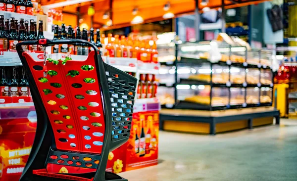 Een Winkelwagentje Met Levensmiddelen Een Supermarkt — Stockfoto