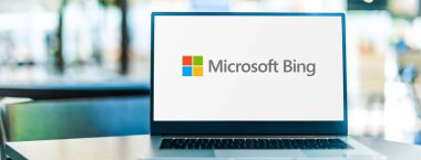 POZNAN, POL - SEP 23, 2020: Microsoft 'a ait ve işletilen bir web arama motoru olan Bing' in logosunu gösteren dizüstü bilgisayar