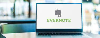 POZNAN, POL - SEP 23, 2020: Evernote 'un logosunu gösteren dizüstü bilgisayar, not alma, düzenleme, görev yönetimi ve arşivleme için tasarlanmış bir uygulama