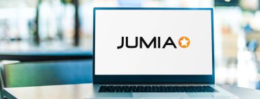 POZNAN, POL - SEP 23, 2020: Jumia 'nın logosunu gösteren dizüstü bilgisayar, elektronik için çevrimiçi bir pazar ve Afrika' daki diğerleri arasında moda