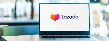 POZNAN, POL - SEP 23, 2020: 2012 yılında kurulan ve Alibaba Group 'un sahibi olduğu uluslararası bir e-ticaret şirketi olan Lazada' nın logosunu gösteren dizüstü bilgisayar.
