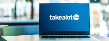 POZNAN, POL - SEP 23, 2020: Güney Afrika merkezli bir Güney Afrika e-ticaret şirketi olan Takealot.com 'un logosunu gösteren dizüstü bilgisayar