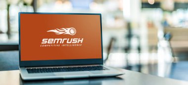POZNAN, POL - 12 Kasım 2020: Dijital pazarlama profesyonelleri için bir pazarlama aracı olan SEMrush 'un logosunu gösteren dizüstü bilgisayar 
