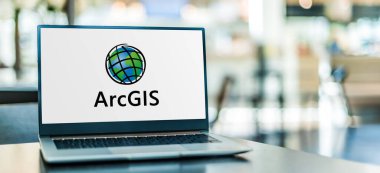 POZNAN, POL - NOV 12, 2020: Haritalarla çalışmak için kullanılan bir coğrafi bilgi sistemi olan ArcGIS 'in logosunu gösteren dizüstü bilgisayar