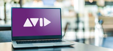 POZNAN, POL - NOV 12, 2020: Avid Technology 'nin logosunu gösteren dizüstü bilgisayar, ses ve video yazılımı alanında uzmanlaşmış bir Amerikan teknolojisi ve multimedya şirketi