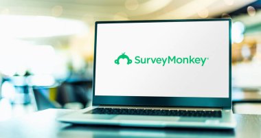 POZNAN, POL - MAR 15, 2021: Bir hizmet şirketi olarak online anket geliştirme bulut tabanlı bir yazılım olan SurveyMonkey 'nin logosunu gösteren dizüstü bilgisayar