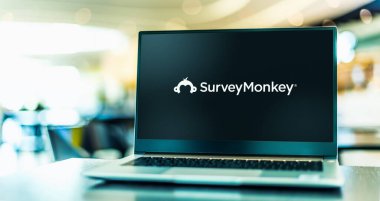 POZNAN, POL - MAR 15, 2021: Bir hizmet şirketi olarak online anket geliştirme bulut tabanlı bir yazılım olan SurveyMonkey 'nin logosunu gösteren dizüstü bilgisayar