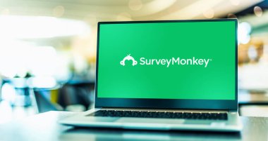 POZNAN, POL - MAR 15, 2021: Bir hizmet şirketi olarak online anket geliştirme bulut tabanlı bir yazılım olan SurveyMonkey 'nin logosunu gösteren dizüstü bilgisayar
