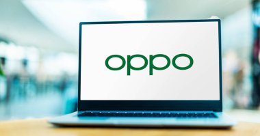 POZNAN, POL - 1 Mayıs 2021: Merkezi Dongguan, Guangdong 'da bulunan Çinli tüketici elektroniği ve mobil iletişim şirketi Oppo' nun logosunu gösteren dizüstü bilgisayar