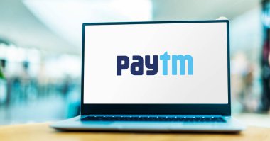 POZNAN, POL - 1 Mayıs 2021: Paytm 'in logosunu gösteren dizüstü bilgisayar, Hint e-ticaret ödeme sistemi ve finans teknoloji şirketi