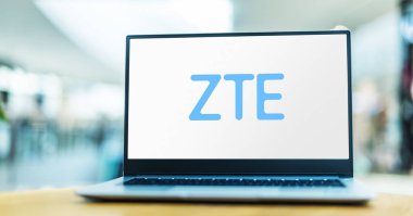 POZNAN, POL - 1 Mayıs 2021: Telekomünikasyon alanında uzmanlaşmış, kısmen devlet malı bir Çin teknoloji şirketi olan ZTE Şirketi 'nin logosunu gösteren dizüstü bilgisayar