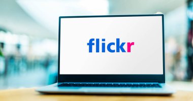 POZNAN, POL - 1 Mayıs 2021: Flickr 'ın logosunu gösteren dizüstü bilgisayar, bir Amerikan görüntü sunucu ve video sunucu hizmetinin yanı sıra çevrimiçi bir topluluk
